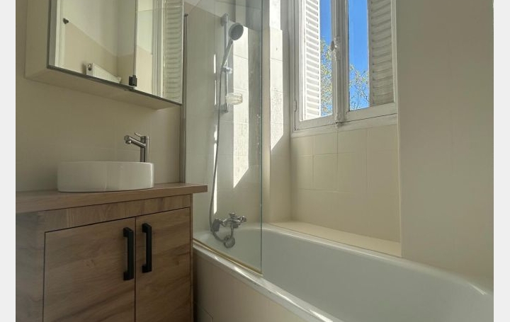 5 Pièces PARIS (75007)  117 m2 4 416 € 