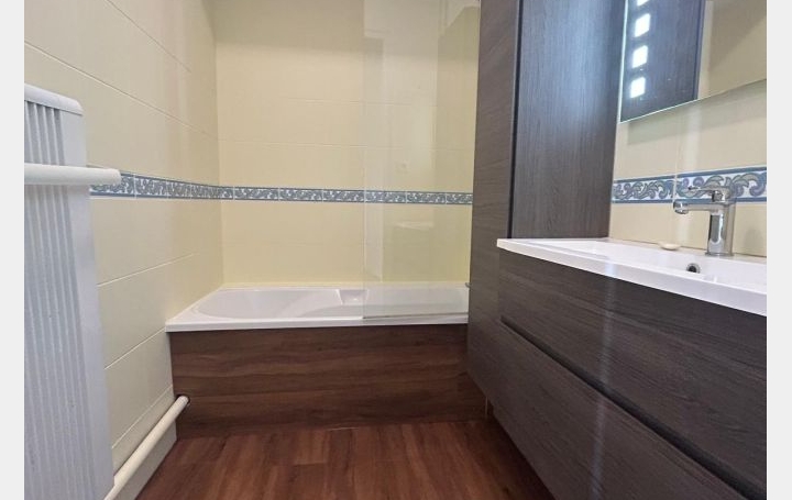 5 Pièces PARIS (75007)  117 m2 4 416 € 