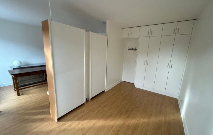 Studio PARIS (75014)  42 m2 1 606 € 