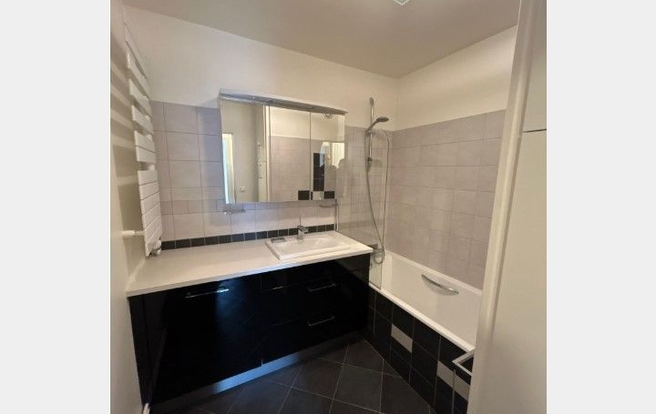 Studio PARIS (75014)  42 m2 1 606 € 