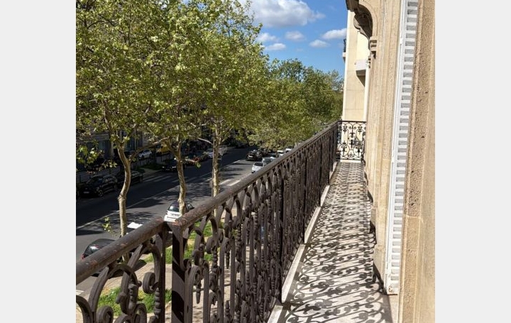 5 Pièces PARIS (75007)  117 m2 4 416 € 