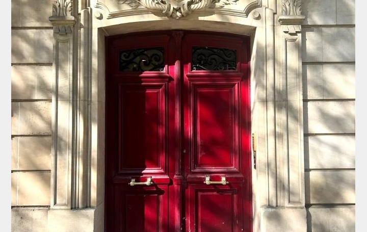 5 Pièces PARIS (75007)  117 m2 4 416 € 