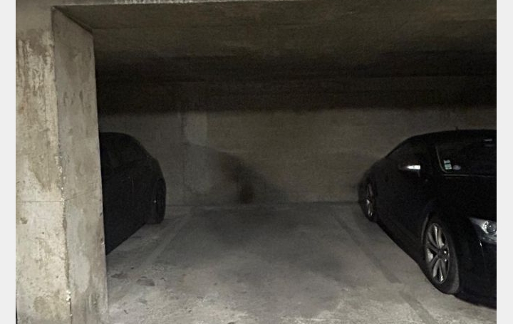 Parking PARIS (75015)  12 m2 120 € 