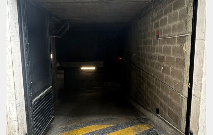 Parking PARIS (75015)  12 m2 120 € 
