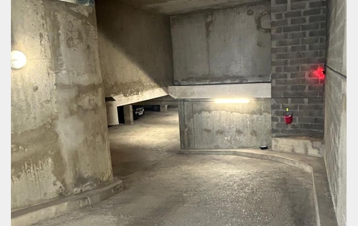 Parking PARIS (75015)  12 m2 120 € 