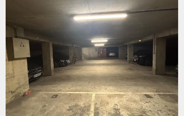 Parking PARIS (75015)  12 m2 120 € 