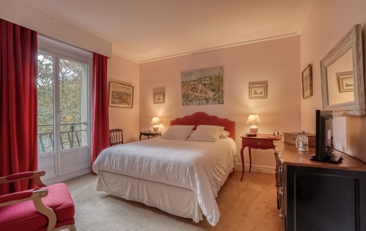 6 Pièces VILLE-D'AVRAY (92410)  188 m2 5 060 € 