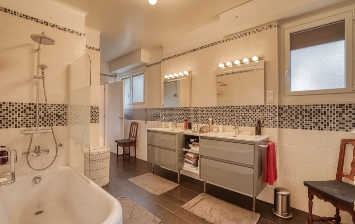 6 Pièces VILLE-D'AVRAY (92410)  188 m2 5 060 € 