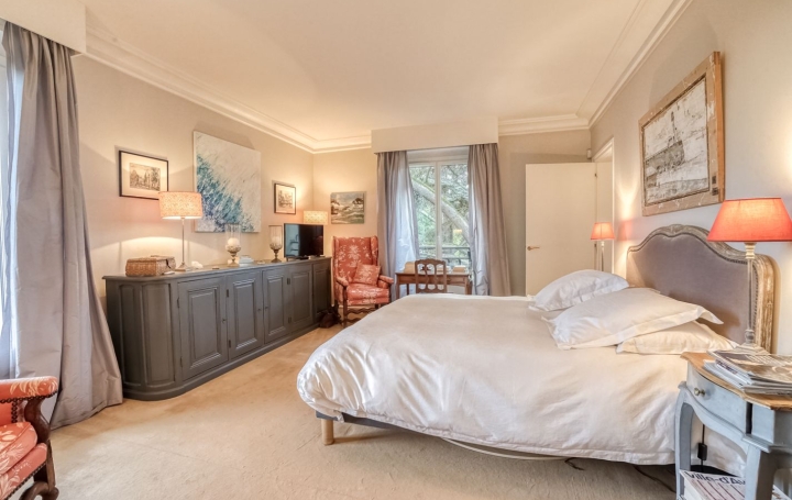 6 Pièces VILLE-D'AVRAY (92410)  188 m2 5 060 € 