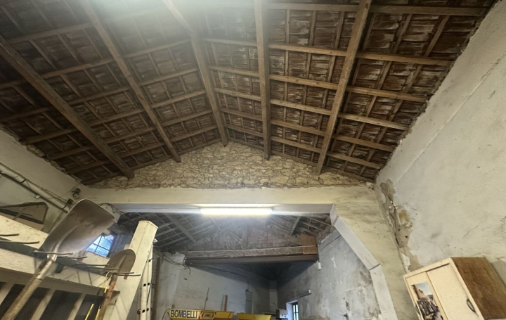 Local commercial NIMES (30000)  562 m2 472 500 € 