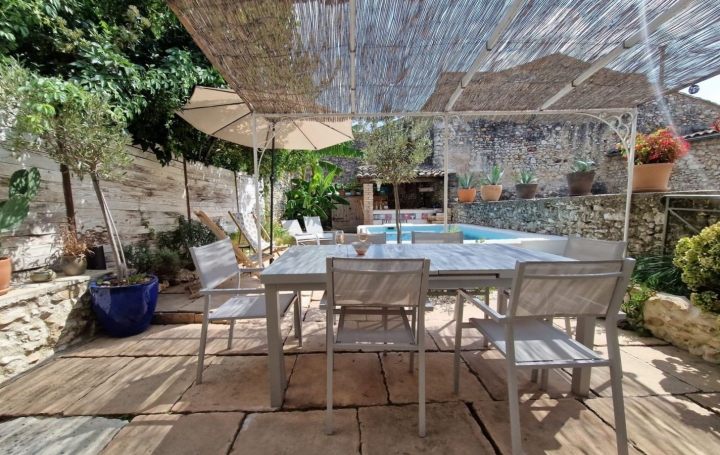 Maison UZES (30700)  140 m2 390 000 € 