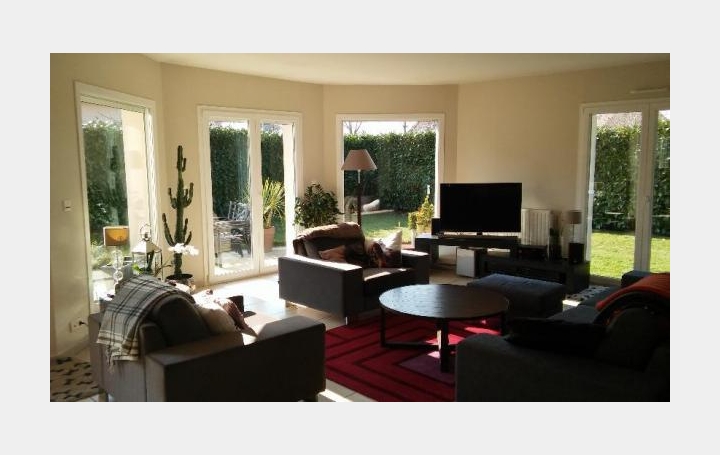 Réseau Immo-diffusion : Maison  SOLIERS  160 m2 287 000 € 