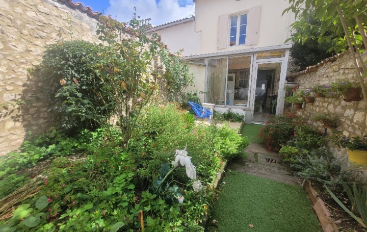 Réseau Immo-diffusion : Maison  SAINT-JEAN-D'ANGELY  98 m2 650 € 