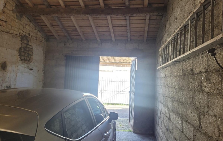 Parking AULNAY (17470)  32 m2 100 € 