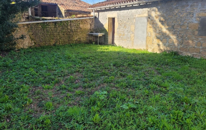 Parking AULNAY (17470)  32 m2 100 € 