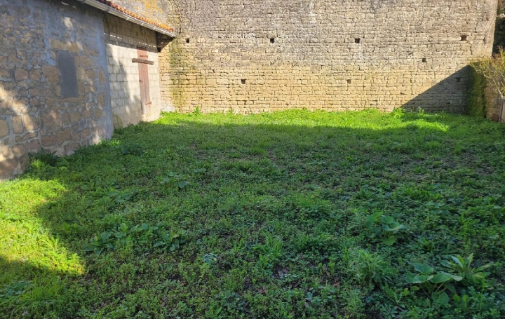 Parking AULNAY (17470)  32 m2 100 € 