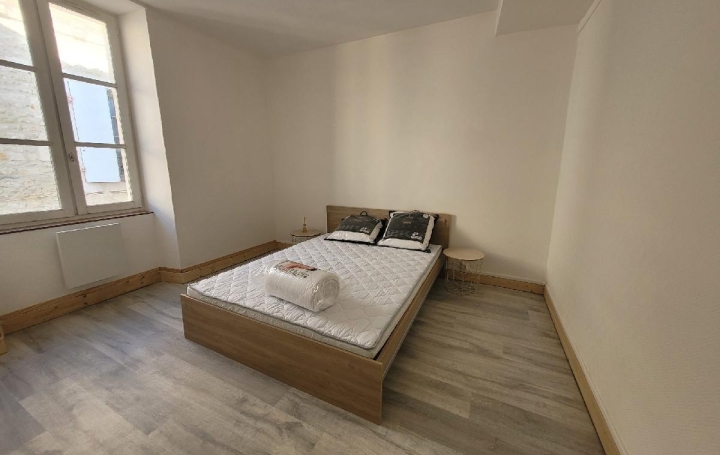 3 Pièces SAINT-JEAN-D'ANGELY (17400)  45 m2 680 € 
