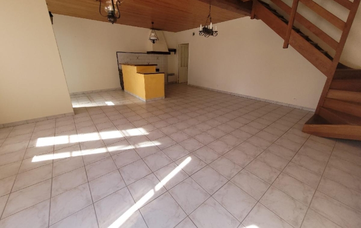 Maison CHANTEMERLE-SUR-LA-SOIE (17380)  101 m2 780 € 