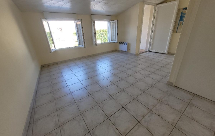 Maison CHANTEMERLE-SUR-LA-SOIE (17380)  101 m2 780 € 