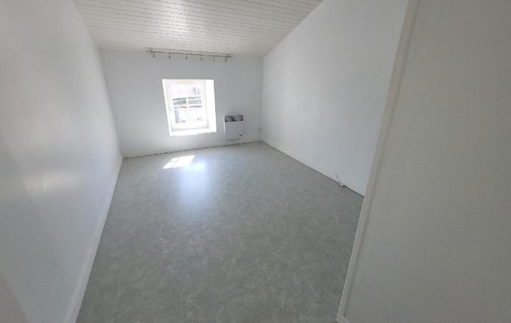 Maison CHANTEMERLE-SUR-LA-SOIE (17380)  101 m2 780 € 