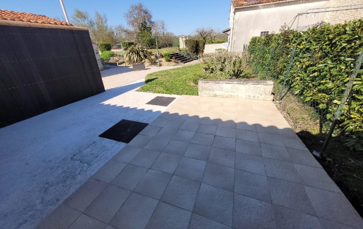 Maison CHANTEMERLE-SUR-LA-SOIE (17380)  101 m2 780 € 