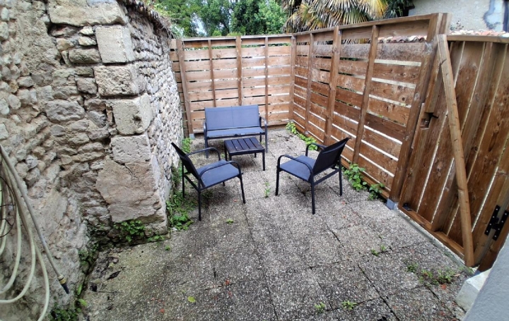 1 Pièce SAINT-JEAN-D'ANGELY (17400)  18 m2 550 € 