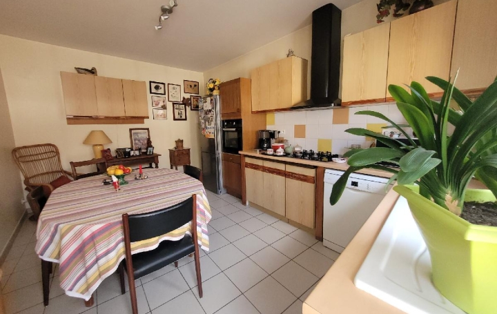 Maison SAINT-JEAN-D'ANGELY (17400)  170 m2 260 000 € 