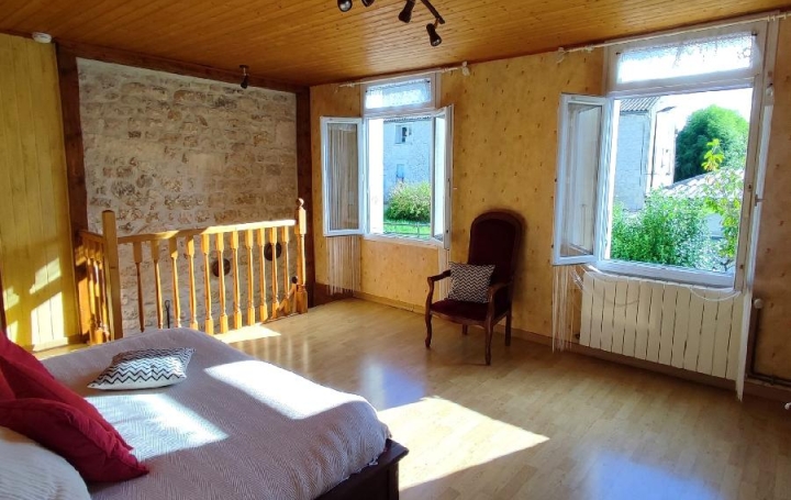 Maison BUSSAC-SUR-CHARENTE (17100)  176 m2 262 000 € 