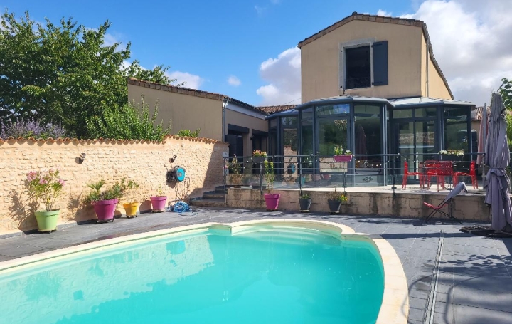 Maison SAINT-JEAN-D'ANGELY (17400)  269 m2 724 000 € 