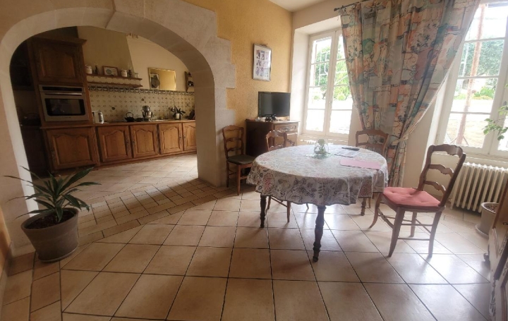 Maison SAINT-JEAN-D'ANGELY (17400)  309 m2 335 000 € 