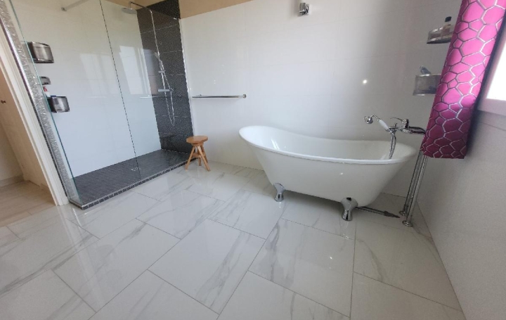 Maison LA VERGNE (17400)  173 m2 450 000 € 