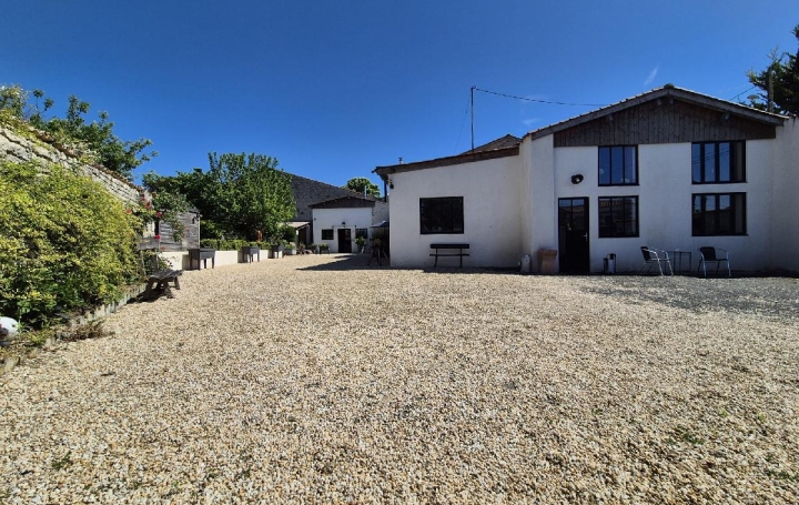 Maison SURGERES (17700)  362 m2 436 000 € 