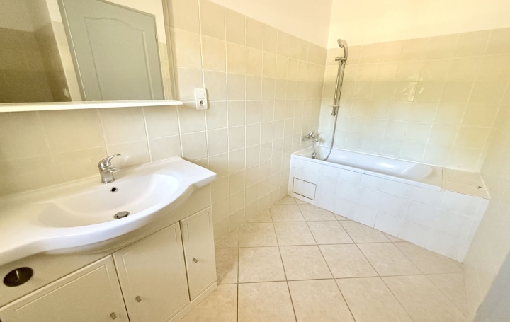Maison CARPENTRAS (84200)  75 m2 785 € 