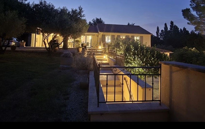 Villa VACQUEYRAS (84190)  217 m2 675 000 € 