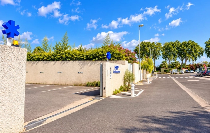 Local commercial POUSSAN (34560)  400 m2 940 000 € 