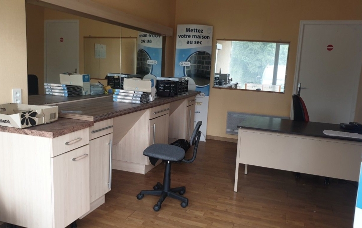 Local commercial SAINT-JUST-LE-MARTEL (87590)  20 m2 300 € 