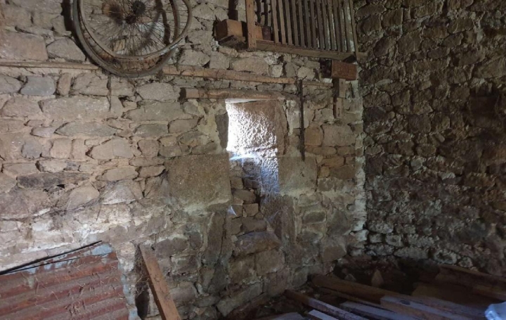 Immeuble PEROLS-SUR-VEZERE (19170)  100 m2 15 000 € 